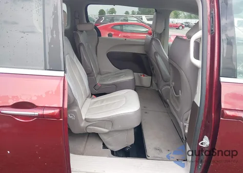 2017 Chrysler Pacifica Touring-L z USA, uszkodzony, nr VIN 2C4RC1BG0HR702383